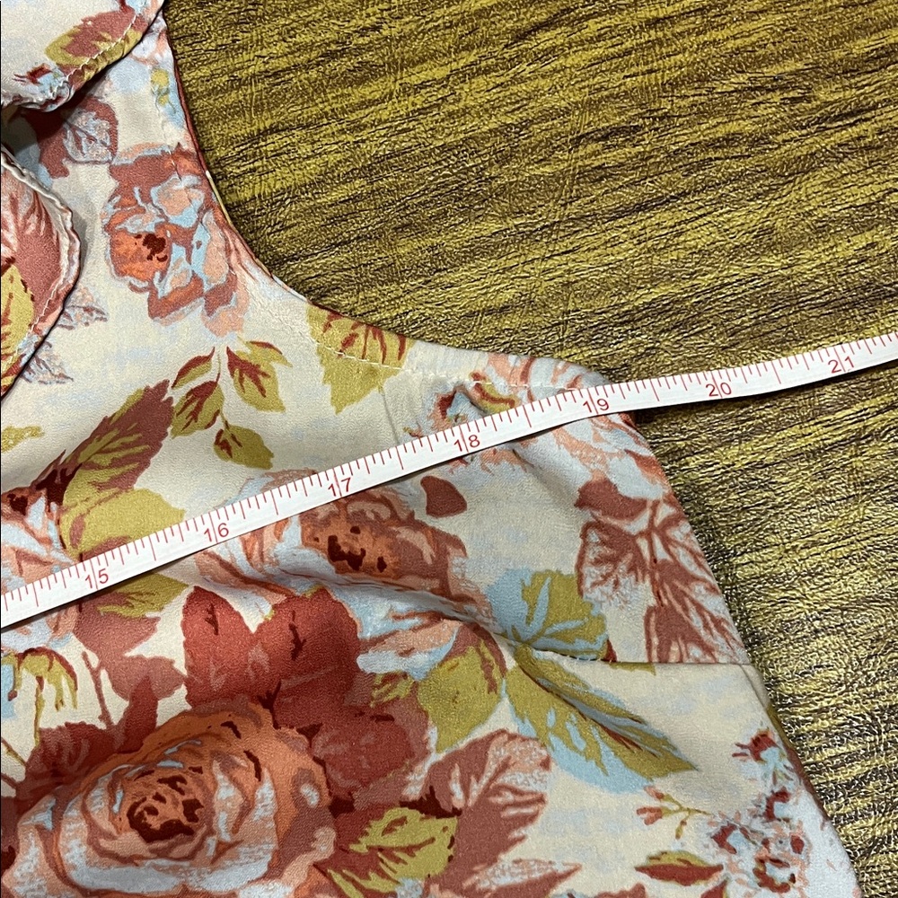 3/$10-LC Lauren Conrad Floral V-Neck Blouse - Picture 3 of 4